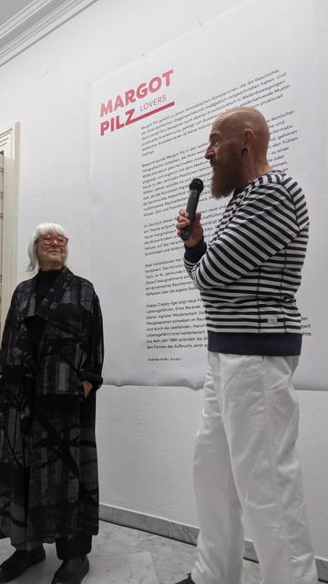 Margot Pilz mit Kurator Andreas Hoffer