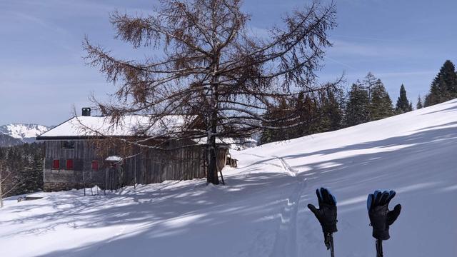 Hütte und Aufstiegsspur in Schetteregg