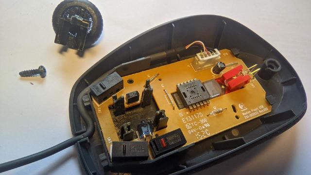 Logitech Maus M100 opened showing scroll wheel