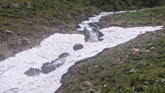 Wildbach mit Schneebrücken